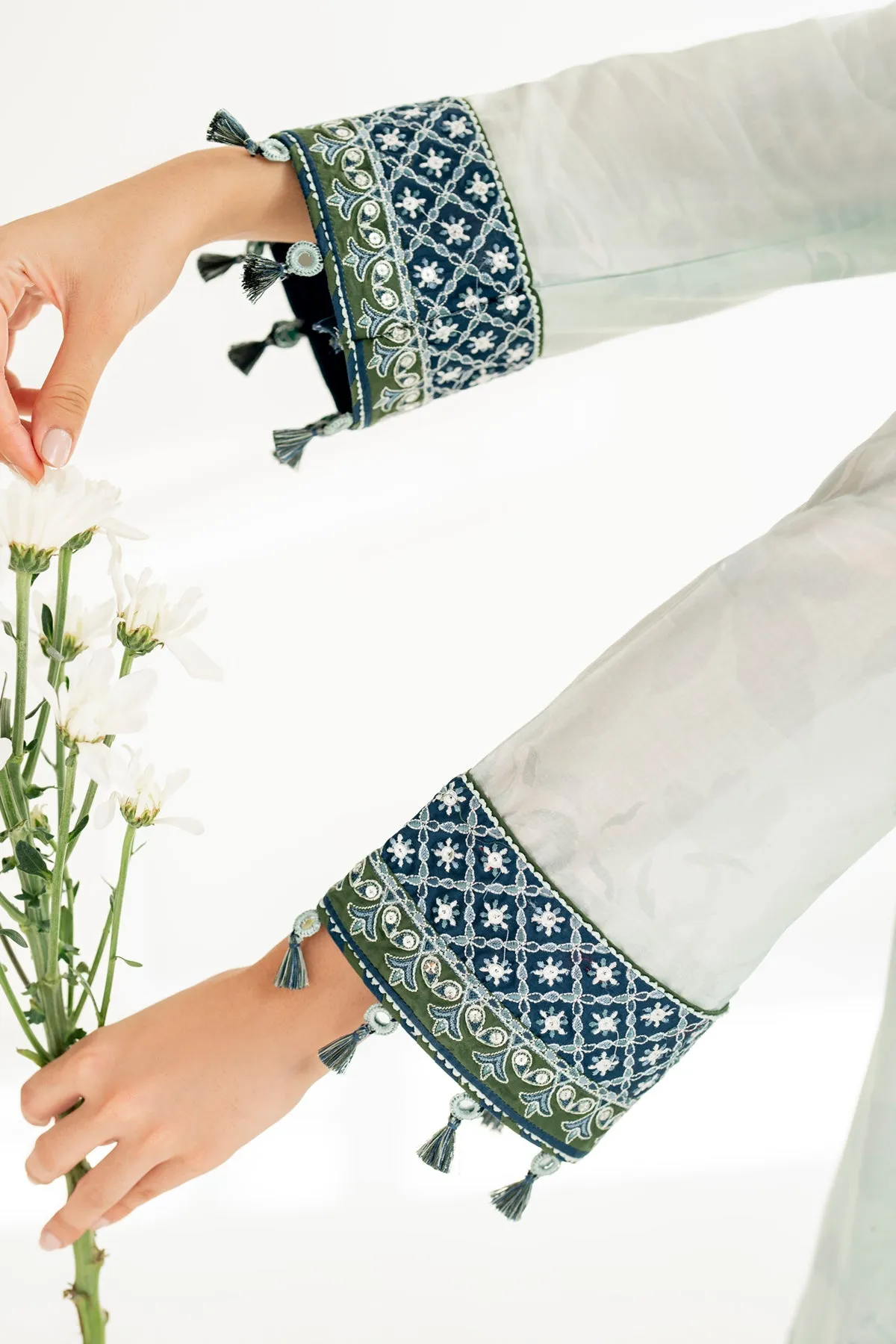 Embroidered Lawn USE - 9095