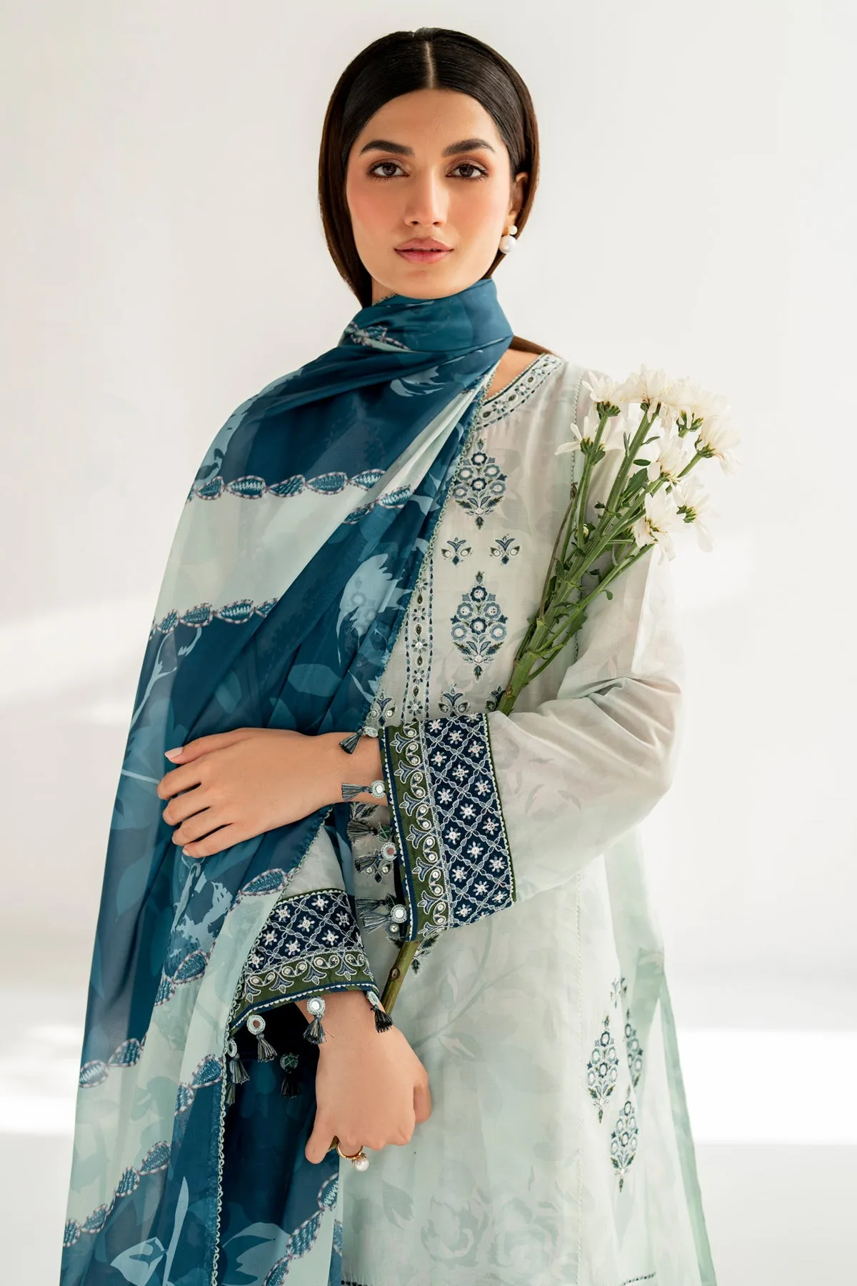 Embroidered Lawn USE - 9095