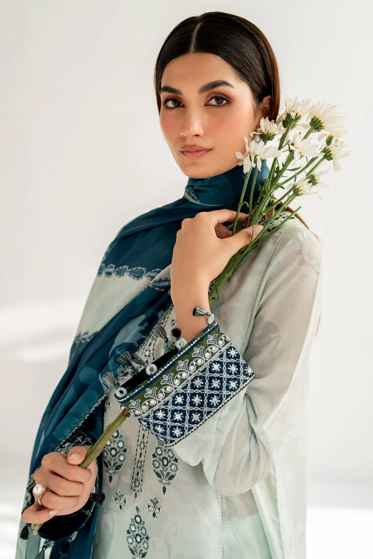 Embroidered Lawn USE - 9095