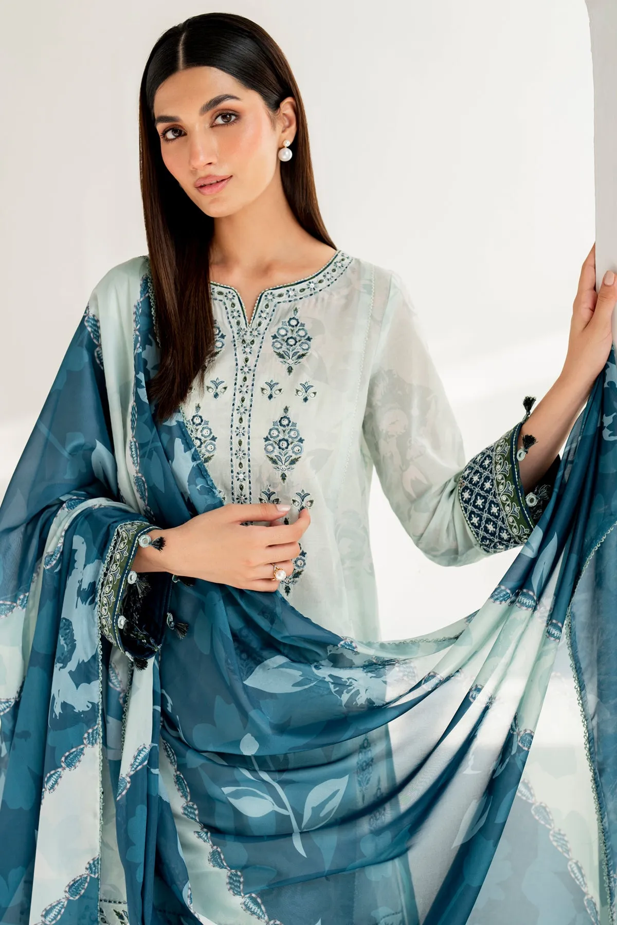 Embroidered Lawn USE - 9095