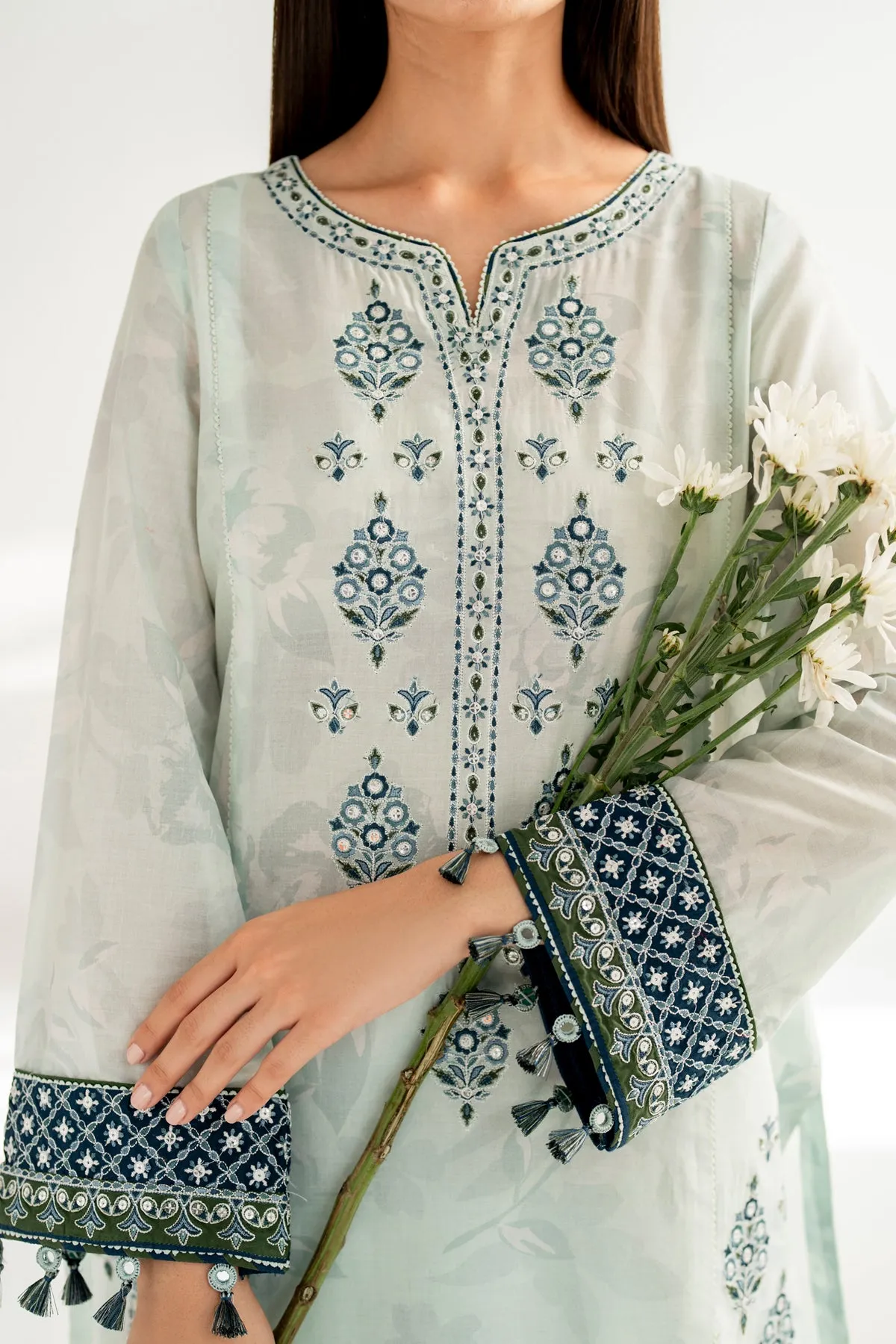 Embroidered Lawn USE - 9095
